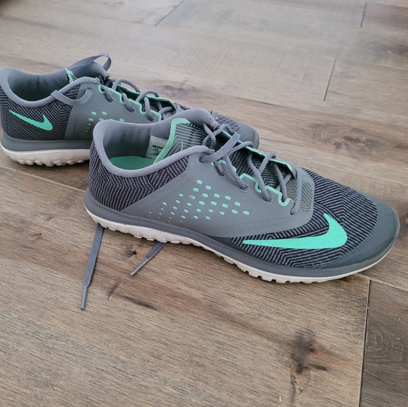 Nike - Picture 2 of 4